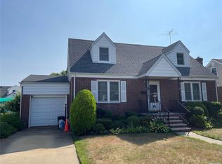 68 Stephen Ave, New Hyde Park, NY 11040