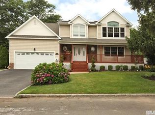 555 Walnut St, Lindenhurst, NY 11757