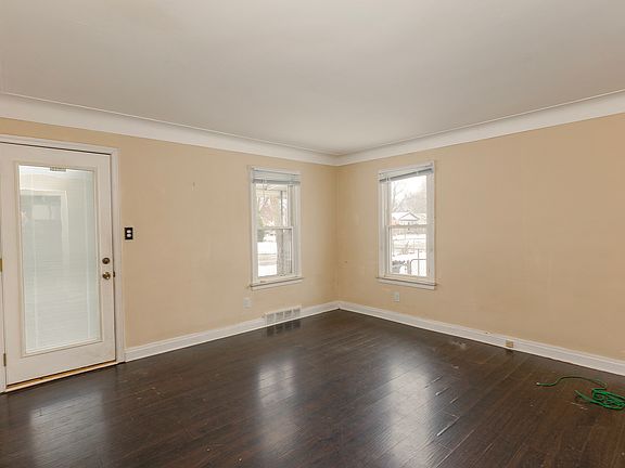 3rd image of 27715 Groveland St