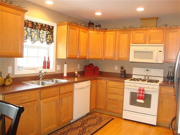 2nd image of 104 Creekside Dr