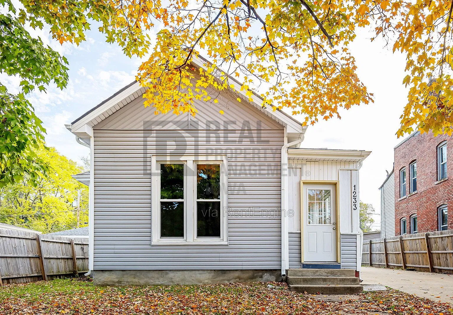 3 bed, 1.0 bath, 946 sqft, $1,295 — Photo 1