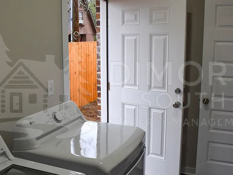 130 East Ave — Photo 16