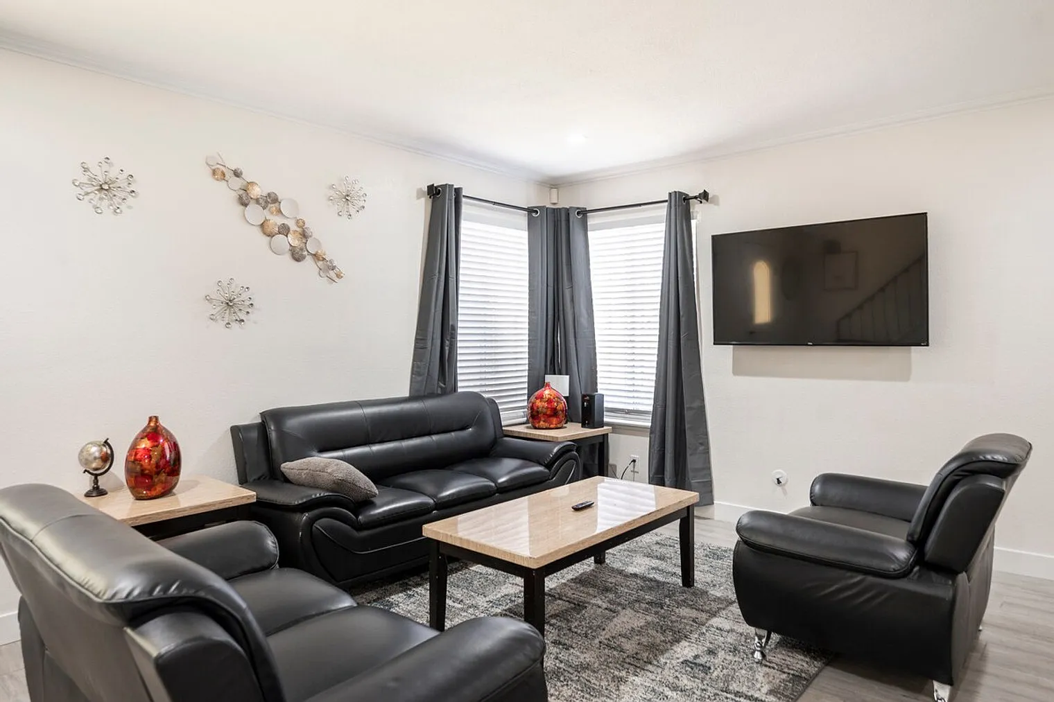 2 bed, 1.0 bath, $2,152 — Photo 3