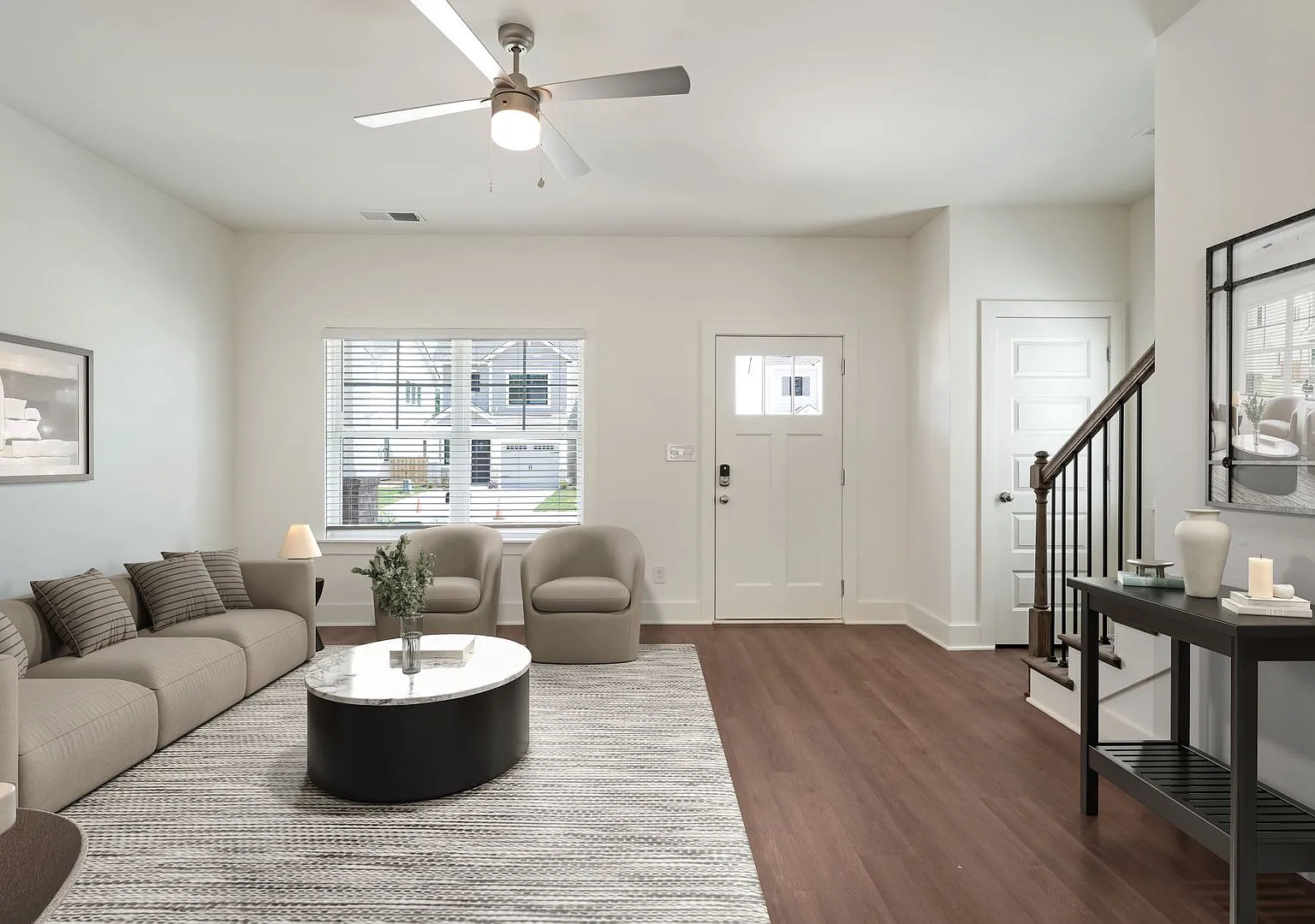 Upscale single family home with fenced backyard! — Photo 3