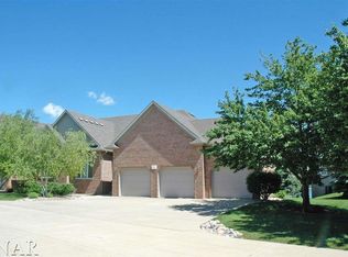 8 Inglewood Ln, Bloomington, IL