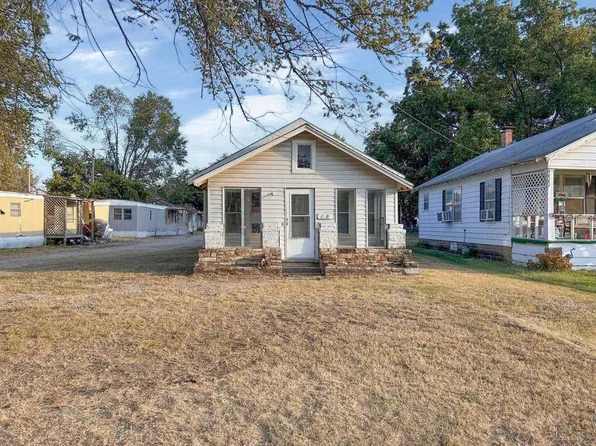 400 E 5th Ave, Winfield, KS 67156