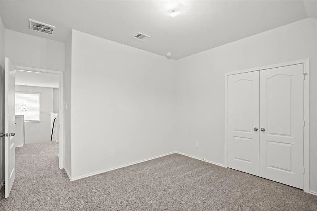 4 bed, 3.5 bath, 2400 sqft, $2,500 — Photo 4