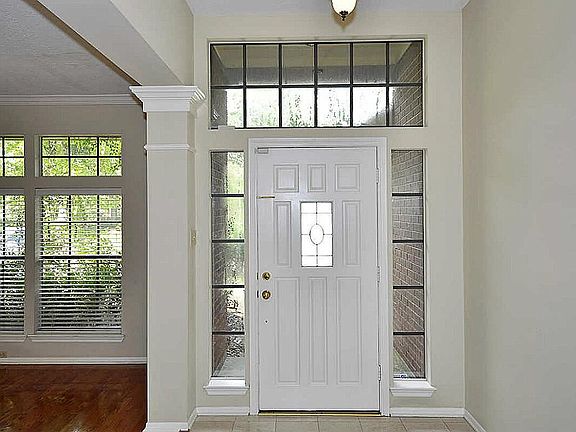 Tile foyer! Lots of natural light!