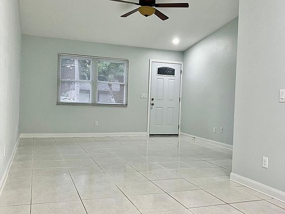 3rd image of 10819 Airview Dr