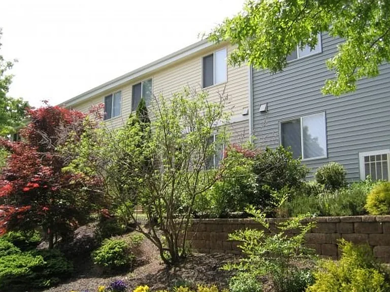 Yardley Crossing Luxury Apt and Townhomes — Photo 8