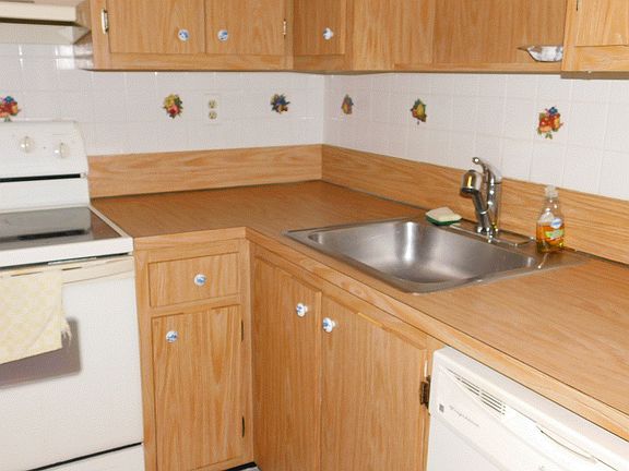 3rd image of 511 Gardens Dr APT 204