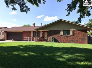 702 Idlewild Dr, Hutchinson, KS 67502
