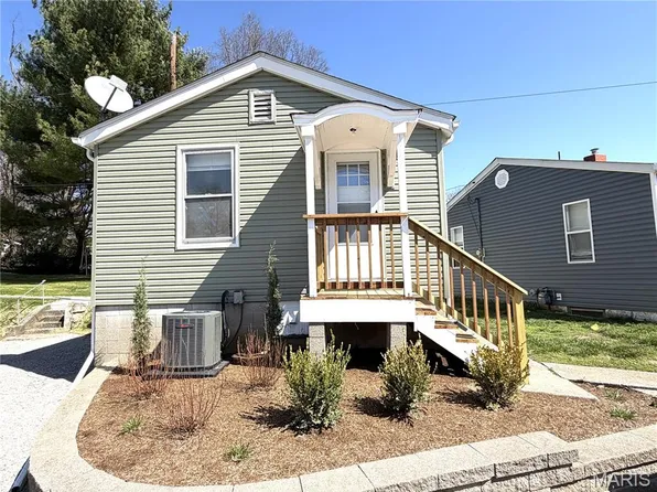 415 S 8th St, Belleville, IL 62220