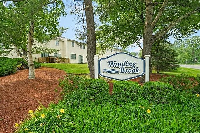 1st image of 9 Pond Hill Ln