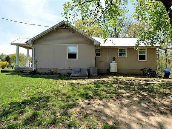 4th image of 1090 Lakeview Dr