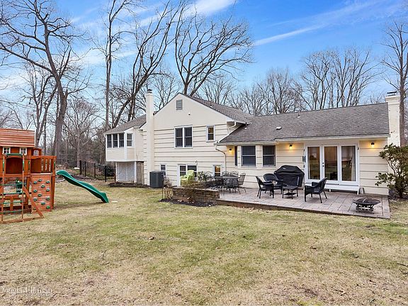2nd image of 79 Lily Pond Ln