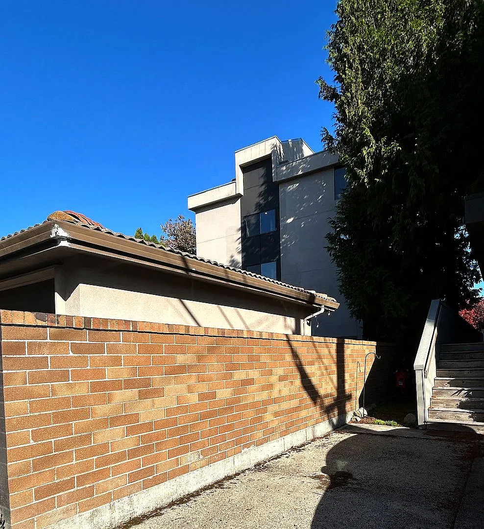 2BR/2BA End-Unit Home in North Admiral: Private Rooftop Deck — Photo 3