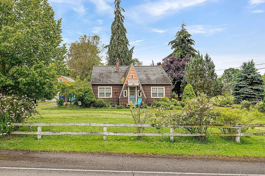 5636 Fruitland Rd NE photo 1