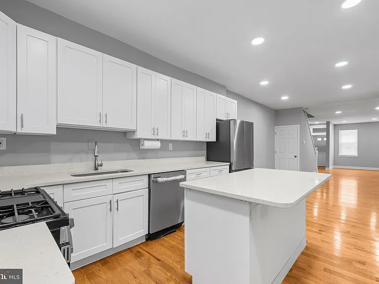 1011 W 5th St — Photo 9