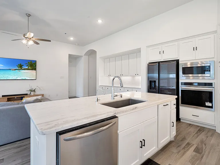 1429 Bluebonnet Ln — Photo 6