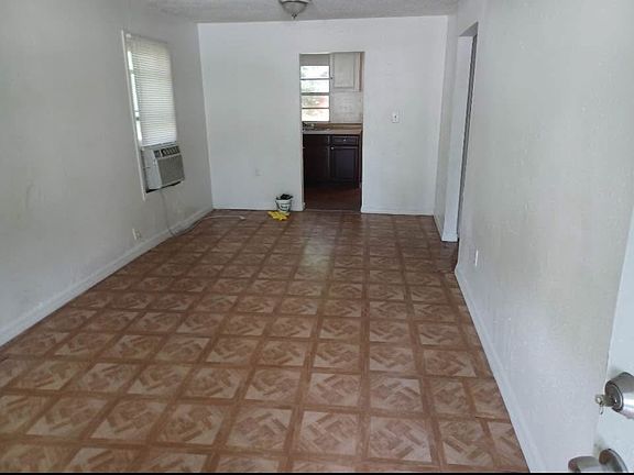 3rd image of 1010 E Sligh Ave