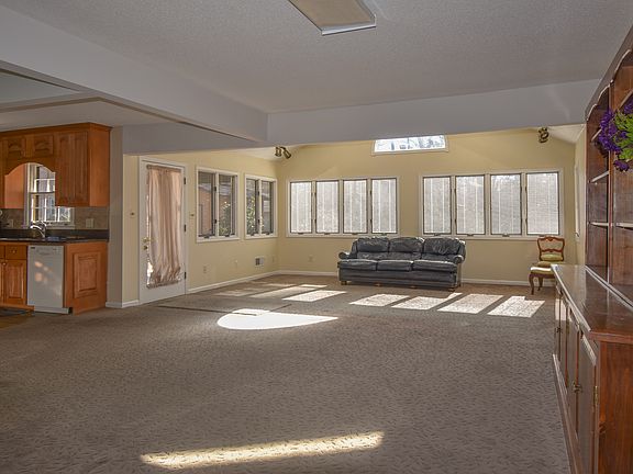 5th image of 56 Debonaire Dr