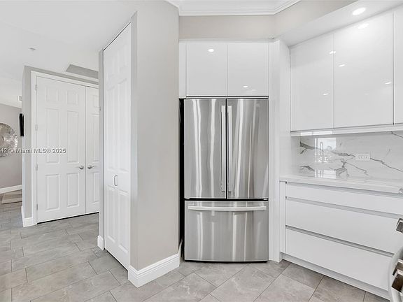 4th image of 2617 NE 14th Ave APT 306