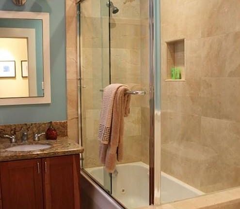 Full bath off hallway