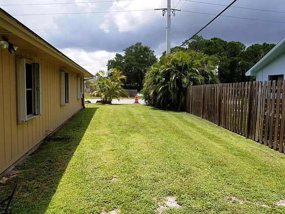 4th image of 401 SE Wallace Terr Terrace