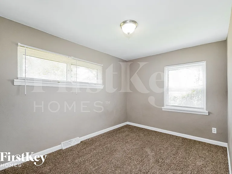 704 Highland Dr — Photo 11