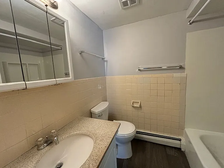 Apartment off 28th and Clyde Park Available — Photo 49