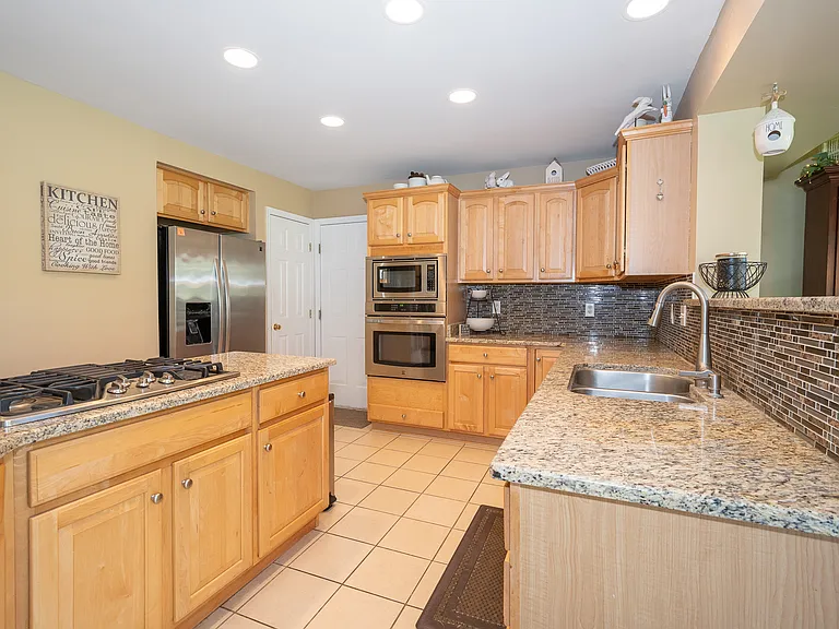 903 Maplewood Dr — Photo 89