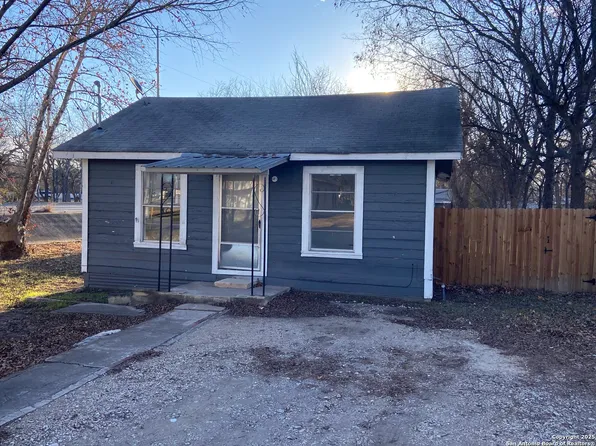 100 Carmichael, Kerrville, TX 78028