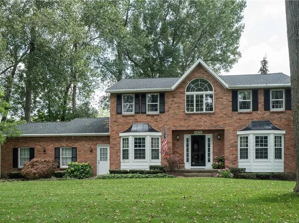 4675 Oakwood Ln, Clarence, NY 14031