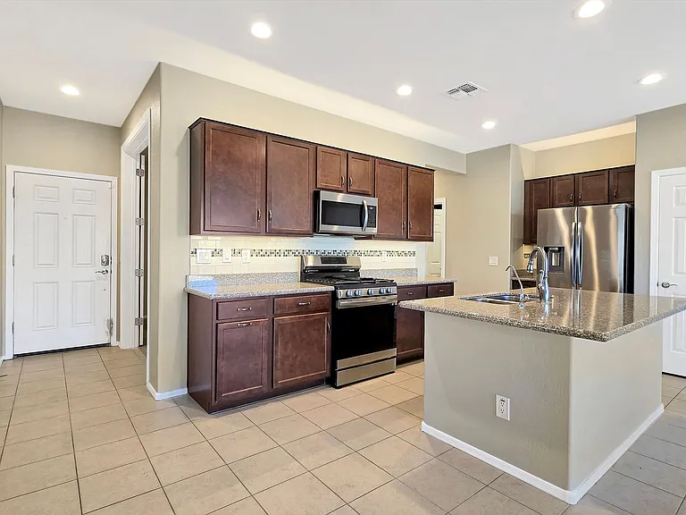 17520 W Fairview St — Photo 9