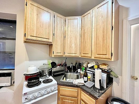 2nd image of 221 E 5th St APT 6
