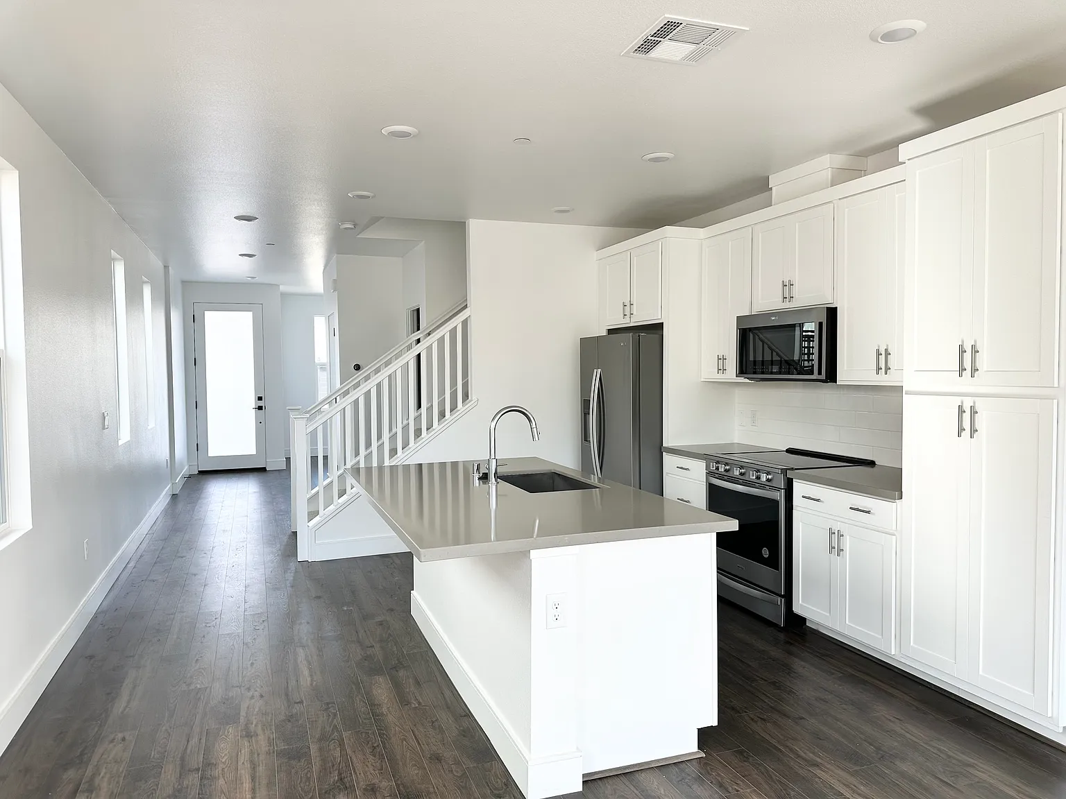 3 bed, 1937 sqft, $3,700 — Photo 4