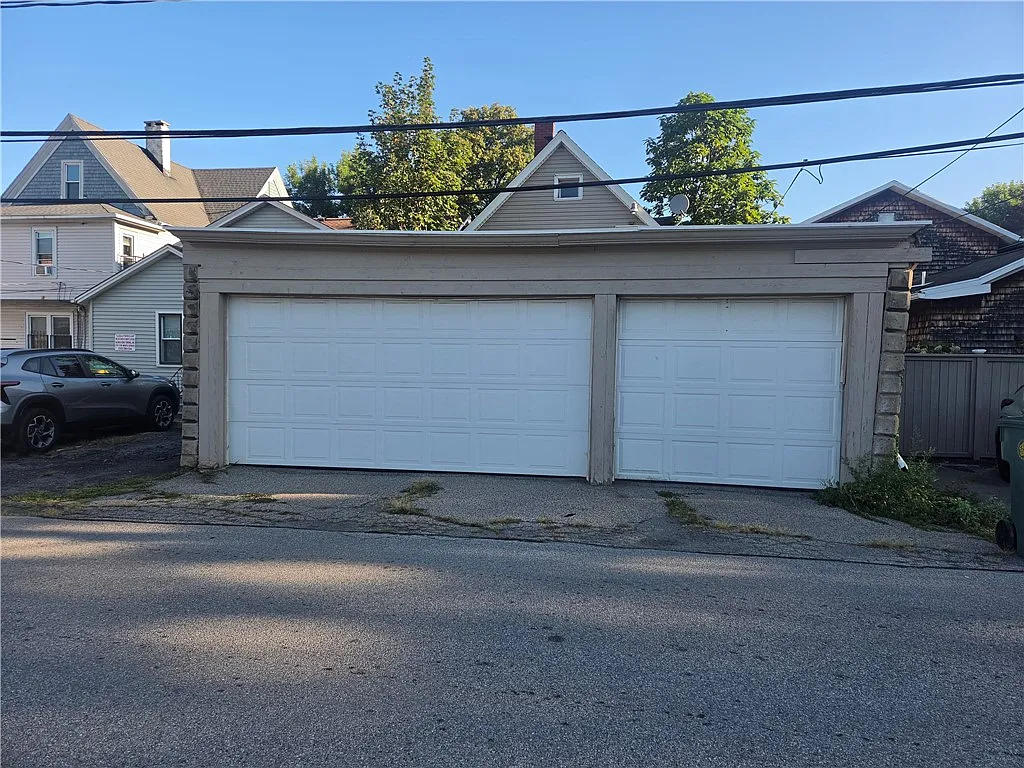 1 bed, 1.0 bath, 989 sqft, $1,250 — Photo 2