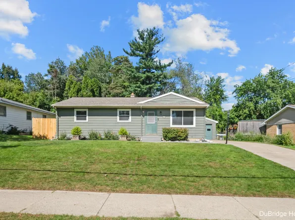 977 Coventry Dr NW, Grand Rapids, MI 49544