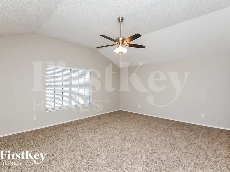 609 Hollyberry Dr — Photo 9