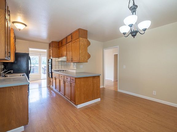 3rd image of 1026 Park Pacifica Ave