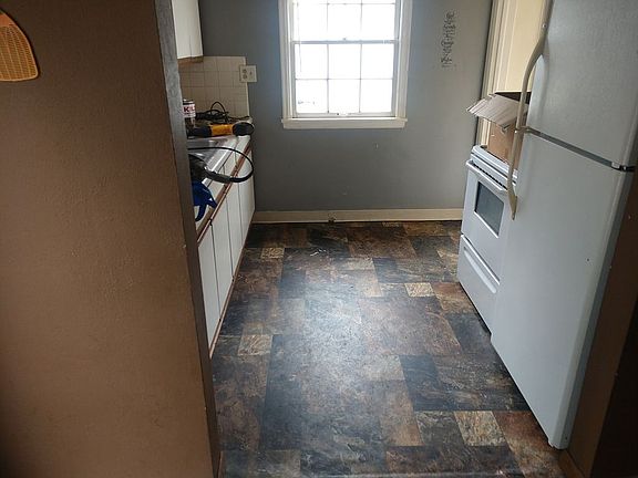 5th image of 410 E Walnut St