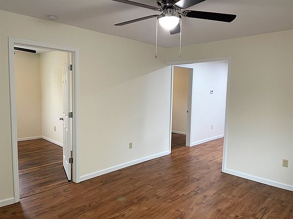 4th image of 900 S Hickory St