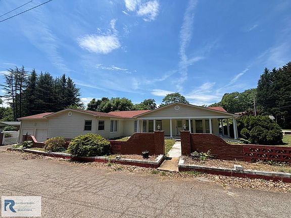 3rd image of 812 Jefferson Cir