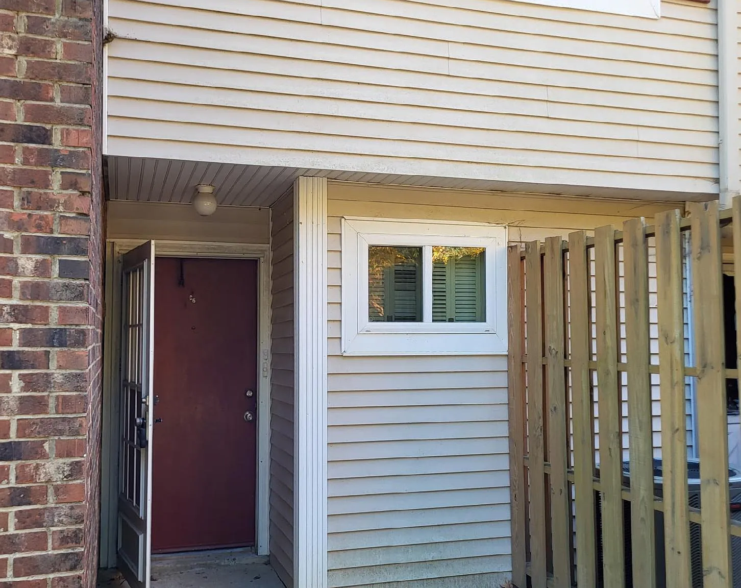 220 Elizabeth St — Photo 1