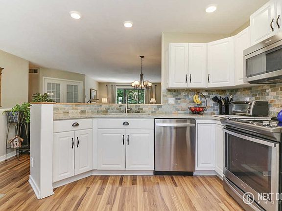 5th image of 817 Claremont Ct
