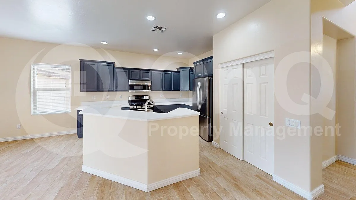 4 bed, 3.0 bath, 1880 sqft, $1,975 — Photo 3