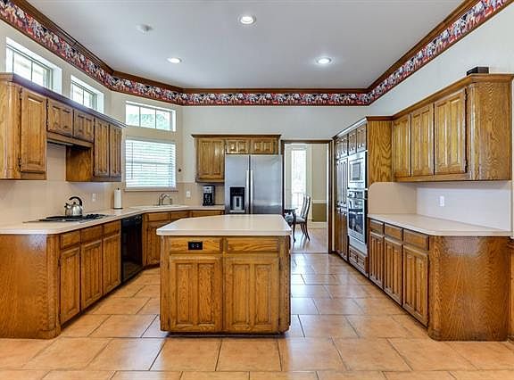 3rd image of 4601 Lupin Pl