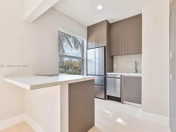 4th image of 694 NE 76th St APT 6