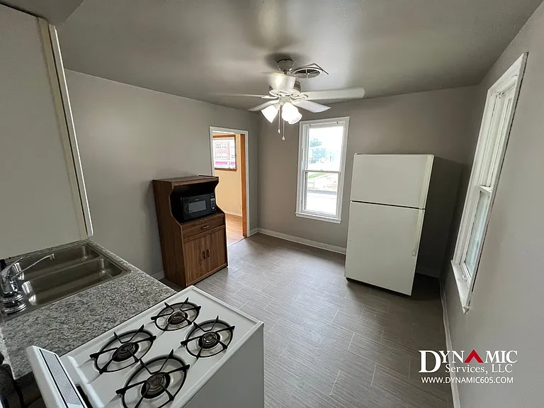 233 S Duluth Ave — Photo 8